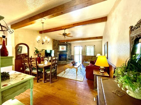 C9, Two bedroom, two bath, log-sided, lake view cottage with hot tub cottage Maison in Lake Ouachita