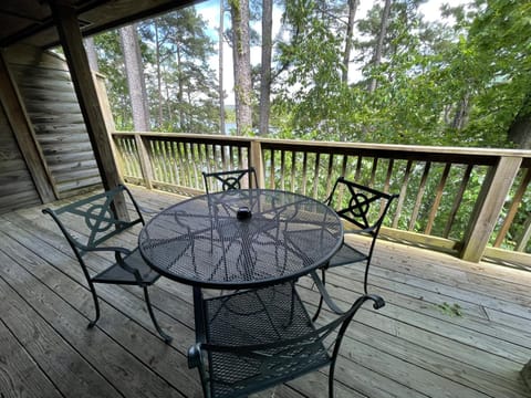 C9, Two bedroom, two bath, log-sided, lake view cottage with hot tub cottage Maison in Lake Ouachita