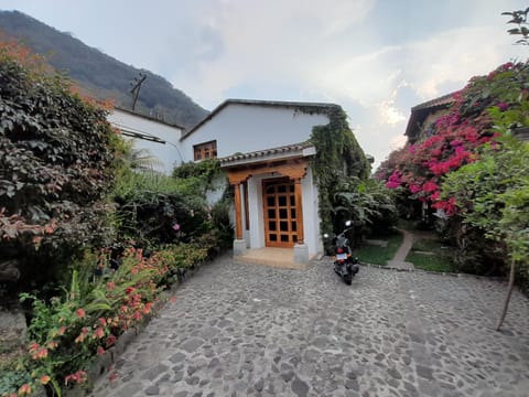 Property building, Natural landscape, Garden, Garden view, Mountain view