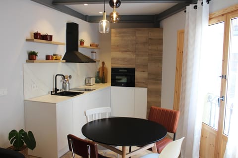 Kitchen or kitchenette, Dining area