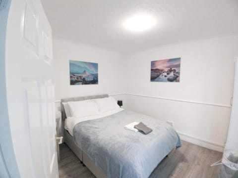 Exquisite Two Bed Apartment in Grays - Free Wi-Fi and Netflix Condo in Grays