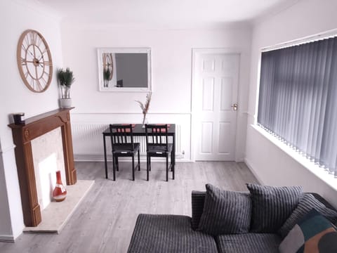 Exquisite Two Bed Apartment in Grays - Free Wi-Fi and Netflix Condo in Grays