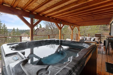 Enchanted Hideaway - Newly remodeled with Hot Tub and Lake Views! cabin house in Fawnskin