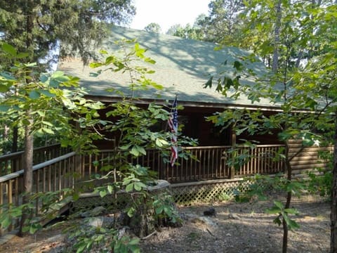 C19, One bedroom luxury, log-sided Couple's Cottage with private hot tub and unique extras cottage House in Lake Ouachita