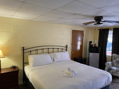 JI6, King Guest Room at the Joplin Inn at entrance to the resort Hotel Room Hôtel in Lake Ouachita