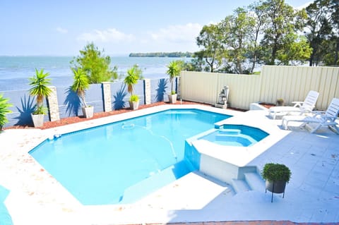 Lakeside Luxury House in Central Coast