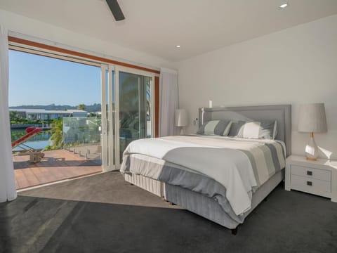 Hosts on the Coast Boost Morale on the Canal House in Whitianga