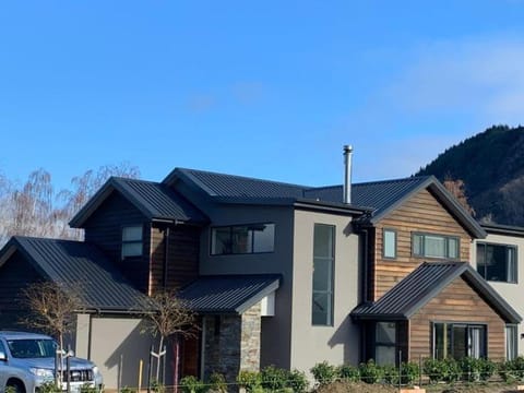 Property building, Day, Natural landscape, Mountain view, Parking