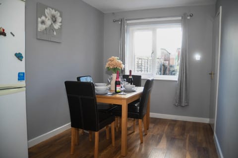 2ndHomeStays- Willenhall-A Serene 3 Bed House with a Garden View-Suitable for Contractors and Families-Sleeps 9 - 7 mins to J10 M6 and 21 mins to Birmingham Haus in Walsall