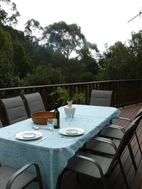 Gumleaves Bush Retreat House in Tasmania