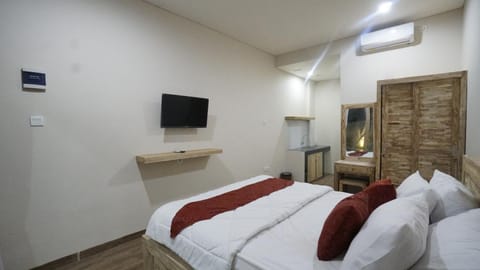 Bed, TV and multimedia, Bedroom, hair dresser, air conditioner