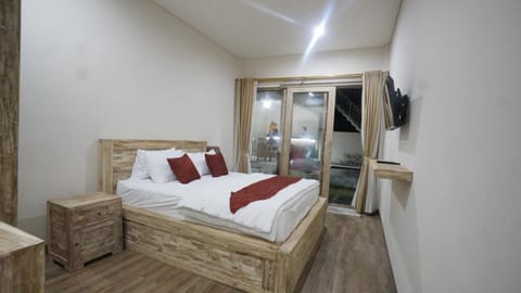 Bed, TV and multimedia, Bedroom