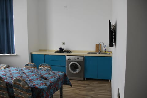 Kitchen or kitchenette, Living room, Seating area, Dining area, minibar, washing machine, dryer