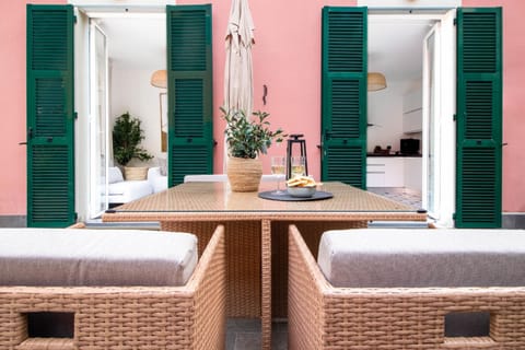 Property building, Balcony/Terrace, Seating area, Dining area