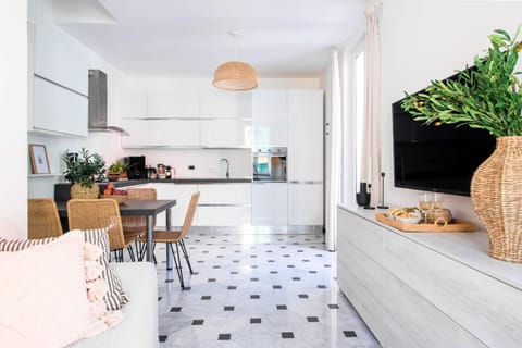 Kitchen or kitchenette, Living room, Food and drinks, Dining area, Food, pet friendly