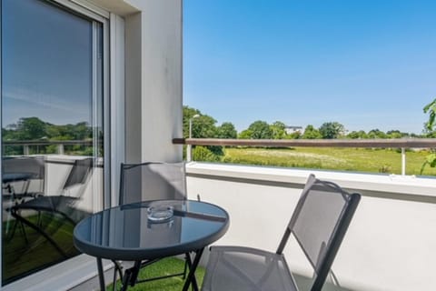 Cosy 40m with terrace in Vannes Condo in Arradon