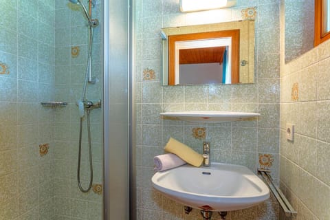Shower, Bathroom, towels