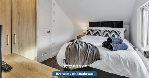 JRR Stays - Coventry 6 Bedrooms Sleeps 12 Parking Condo in Coventry