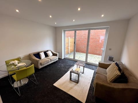 Ivory House, central modern town house Apartment in Royal Leamington Spa
