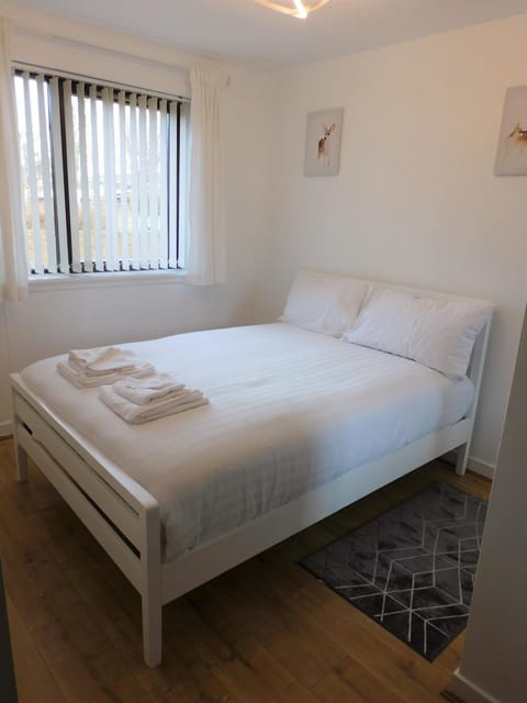 2 bed Apt on Quiet Cul-de-Sac, Fab Location Condo in Paisley