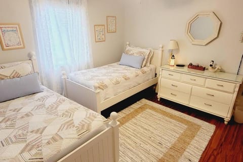 E10 comfortable and neat 2 bedroom 2 bath Casa in Mallory Park