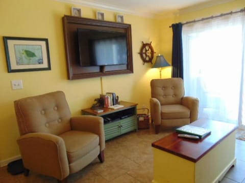 H13 Ocean Walk Resort 2bdrm 2 bath downstairs great beds Great view and always a great breeze Casa in Mallory Park