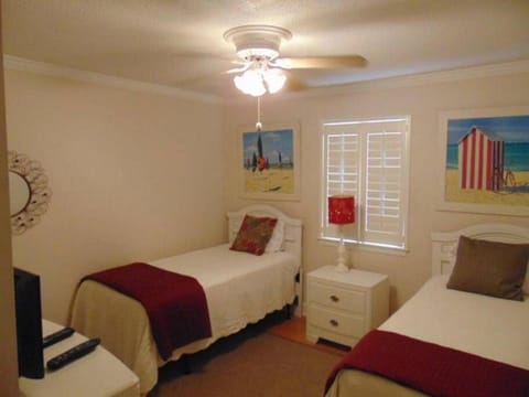 W2 Ocean Walk Resort upstairs 2 bed king and two twins next to back pool Casa in Mallory Park