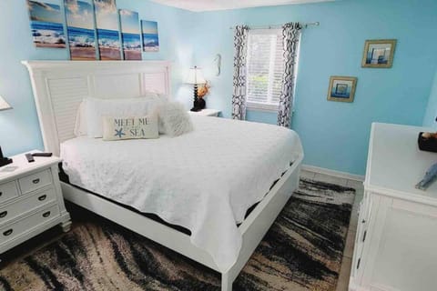 T11 Downstairs King Bed Ocean Walk Resort close to tennis courts and back pool Haus in Mallory Park