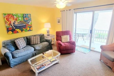 A16 Ocean Walk 1 bdrm sleeps 5 next to pool upstairs unit two full size beds full kitchen Haus in Mallory Park