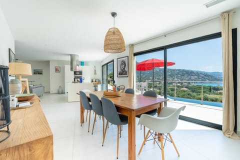 Kitchen or kitchenette, Dining area, Sea view