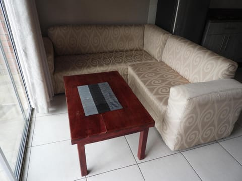 2 bedroomed apartment with en-suite and kitchenette - 2064 Condominio in Harare