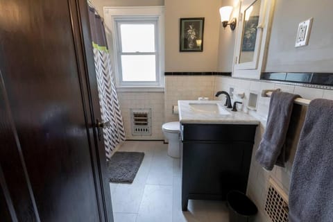 Craftsmen Charmer with Easy City & Airport Access House in Crafton