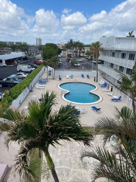 beach studio with private beach and full kitchen Condo in Lauderdale-by-the-Sea
