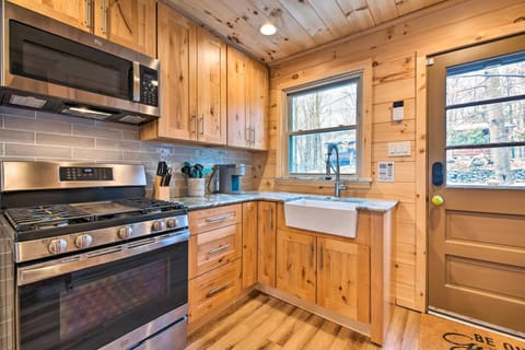 Lake Ariel Cabin with Community Pool and Lake Access! Maison in Lake Wallenpaupack
