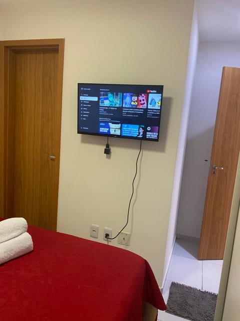 Bed, TV and multimedia, Bedroom, towels