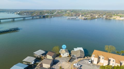 VIEWS! Lakefront Family Home - Swim Dock - 3 Decks Casa in Osage Beach
