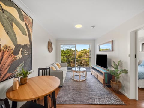 Two Apartments Stray Leaves & The Jungle Room - 150m to Shaws Bay Apartment in East Ballina