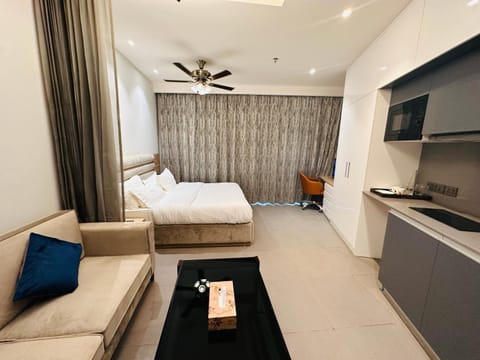 21st Floor SkyStudio Suite with Balcony Apartahotel in Noida