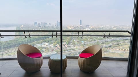 21st Floor SkyStudio Suite with Balcony Appartement-Hotel in Noida