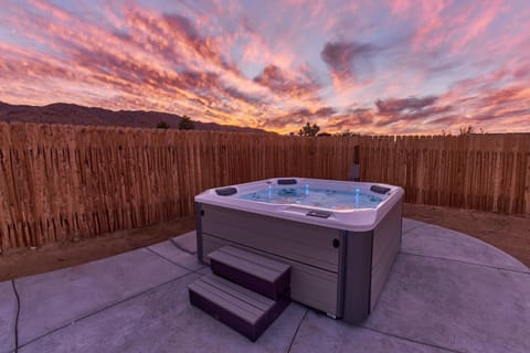 Of Wine & Gods - Hot Tub, BBQ and Fire Pit! home House in Joshua Tree