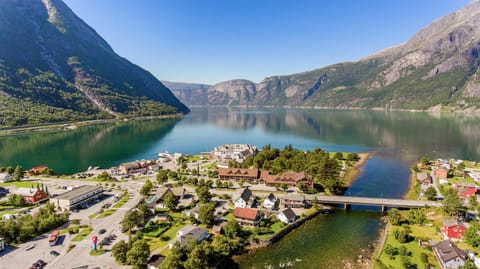 Neighbourhood, Natural landscape, Location