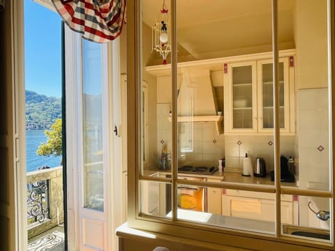 Balcony/Terrace, Kitchen or kitchenette, Lake view