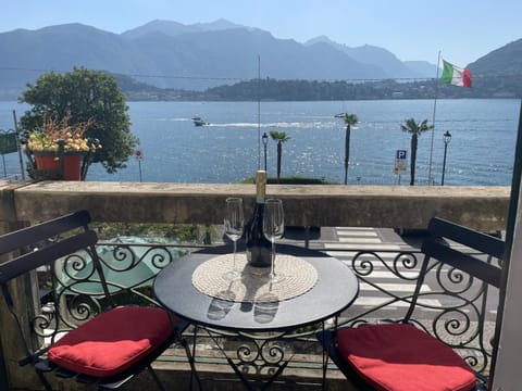 Balcony/Terrace, Dining area, Lake view