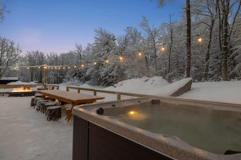 Maple Pine w Hot Tub Pool Table 3min to Mount Snow Chalet in Dover