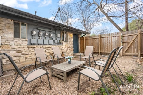 Private Patio and Garage Parking Next to S Lamar Condominio in Zilker
