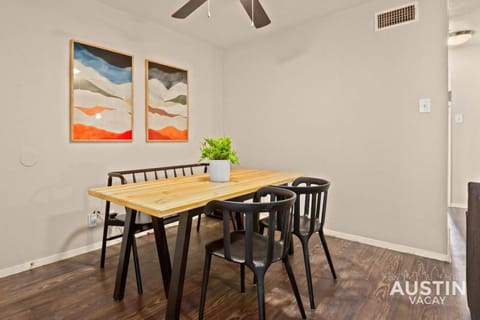 Minutes to Zilker, Barton Springs and Free Parking Condo in Zilker