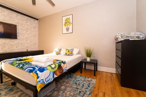 King size room with shared bathroom request reservation IG APTNY24 House in Harlem