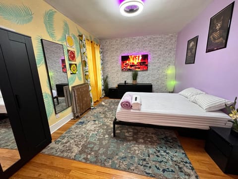 King size room with shared bathroom request reservation IG APTNY24 Casa in Harlem