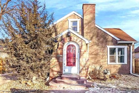 Comfortable & Convenient Home, Sleeps 15 House in Sioux Falls