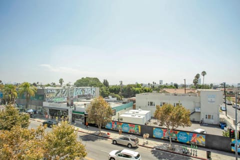 Hollywood 2BR w Roof BBQ nr MelroseFairfax LAX-890 Appartement in West Hollywood